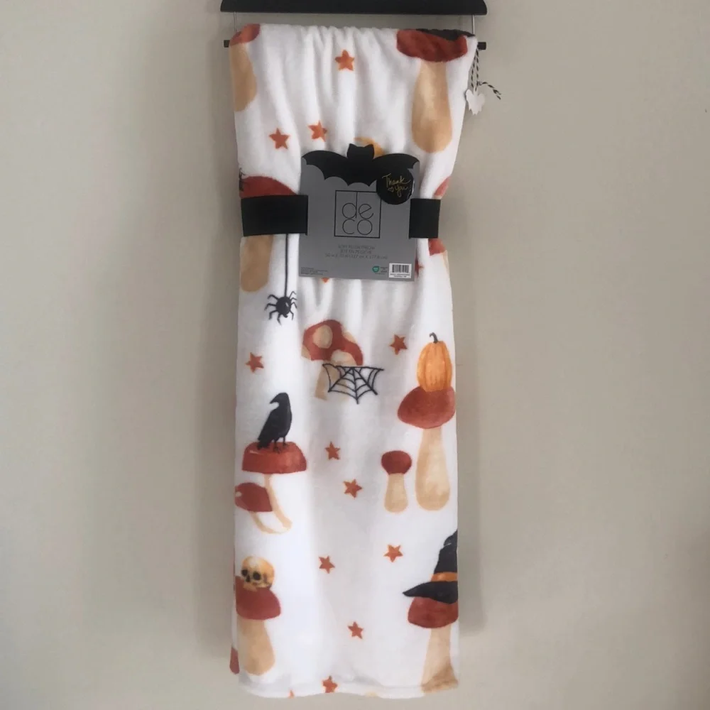 Deco HALLOWEEN Plush Throw Blanket - Pumpkins, Mushrooms, Spiders